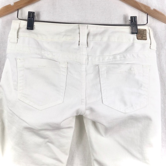 ❤️3/$30 GUESS white denim Bermudas 🤍 - Picture 4 of 7